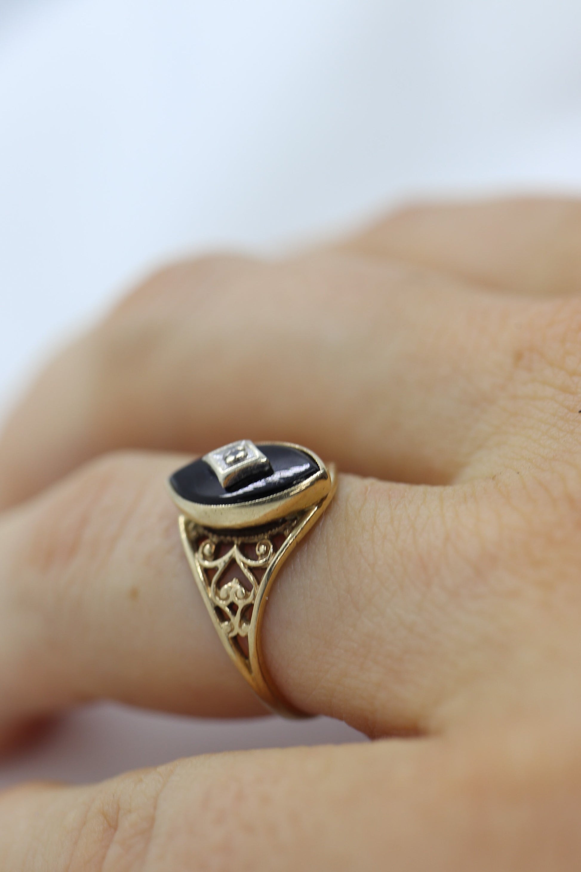 10k ONYX and diamond ring. Marquise Onyx bezel set victorian mourning ring. PSCO. st(74/75)
