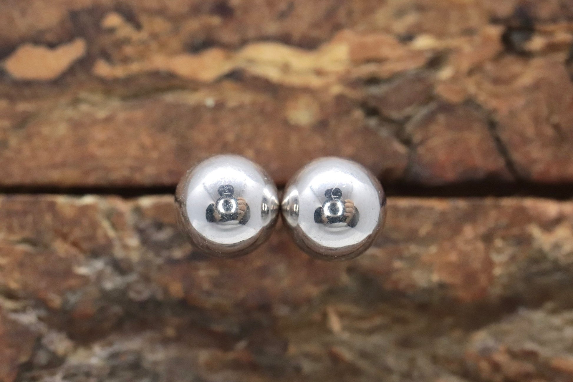 18k Gold Ball Dainty earrings. White Gold Jacmel. JCM Sphere st(92/11)