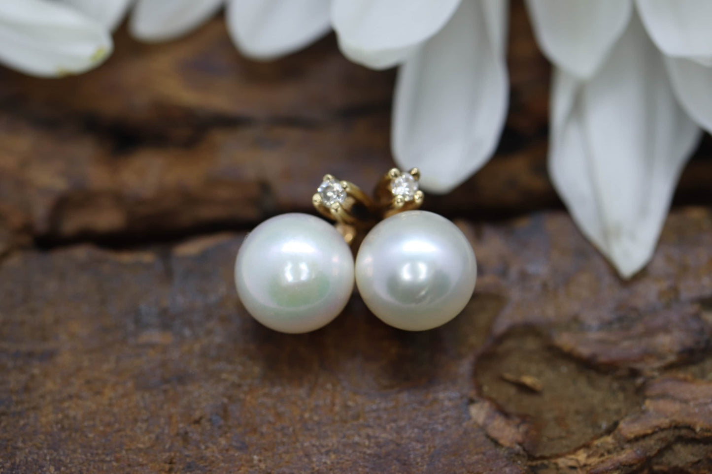 14k Pearl and Diamond stud earrings. Elegant and Dainty Pearl diamond studs. st(28/75)