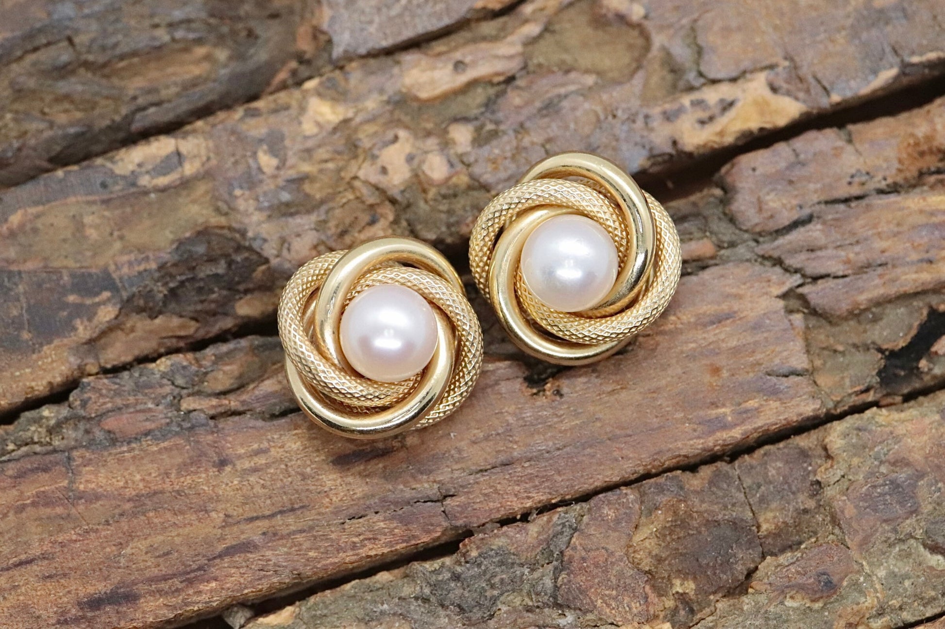 14k  Pearl Stud earrings with Rope coils. st(212/75)