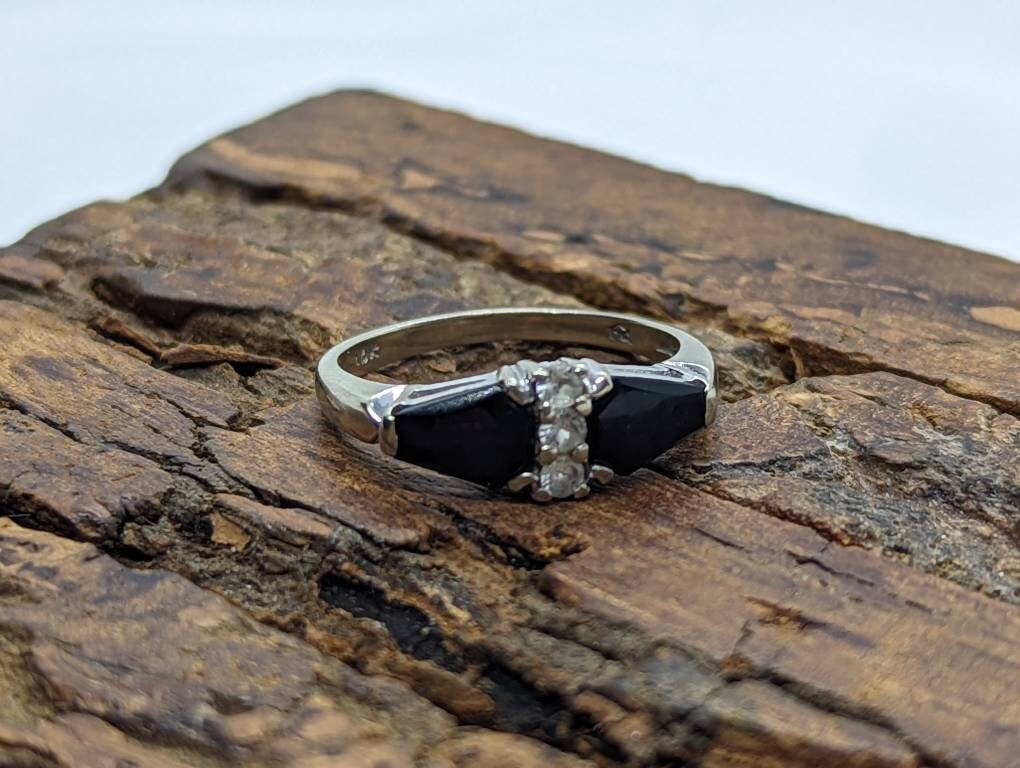 10k Onyx and White topaz Band. 10k Double Onyx and topaz ring. st(93/15)