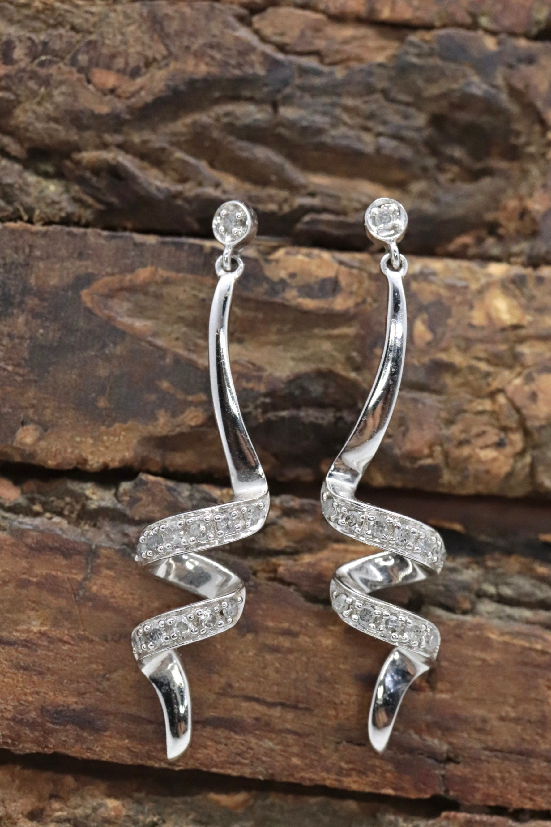 10k Diamond Earrings. Diamond Swirl Drop Dangle Earrings. 10k white gold. st(92/11)