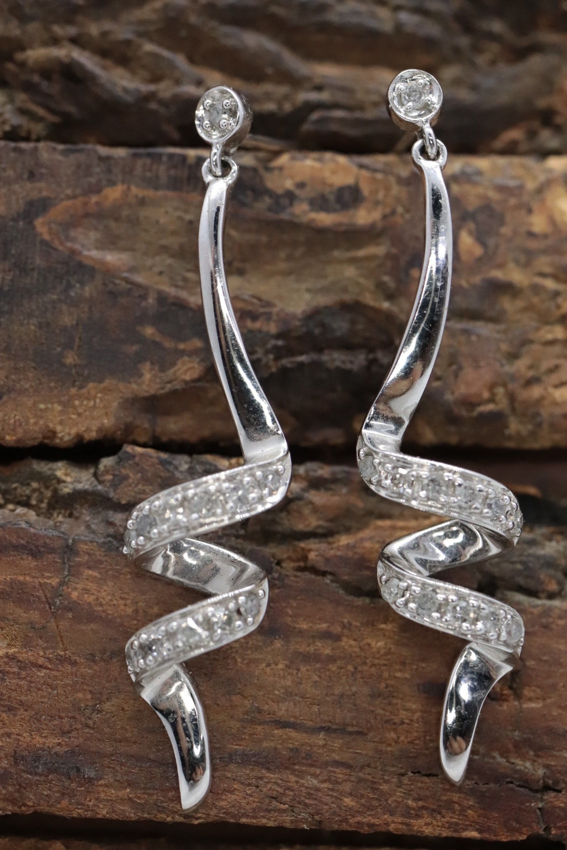 10k Diamond Earrings. Diamond Swirl Drop Dangle Earrings. 10k white gold. st(92/11)