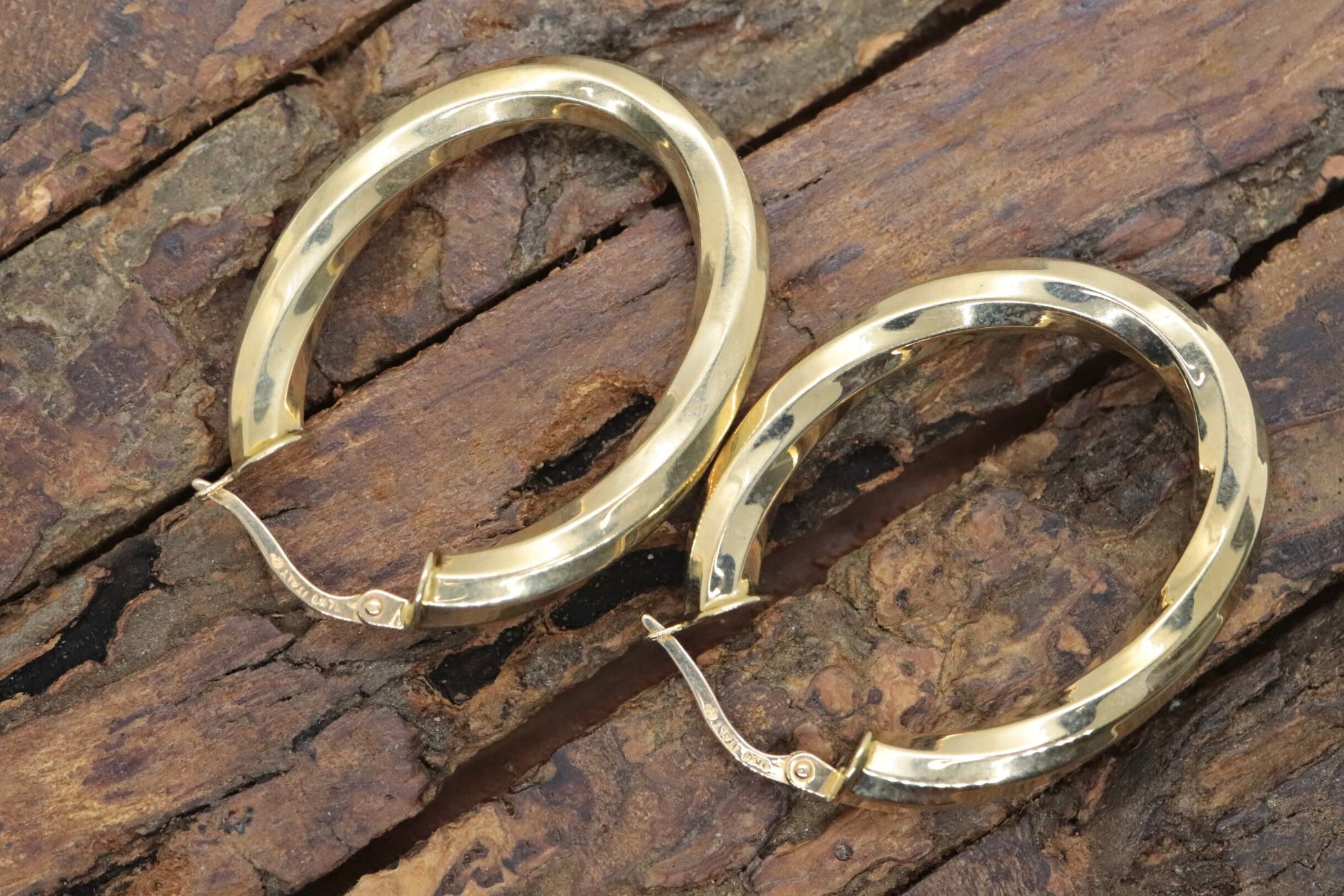 14k Gold Puffed Hollow HOOP Earrings. Large Oval HOOP earrings Twisted design. Wide Hoops. st54/63