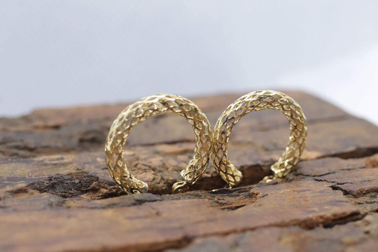 14k Gold Filigree Puffed Hollow HOOP Earrings. Intricate filigree HOOP earrings design. Hoops. st54/63