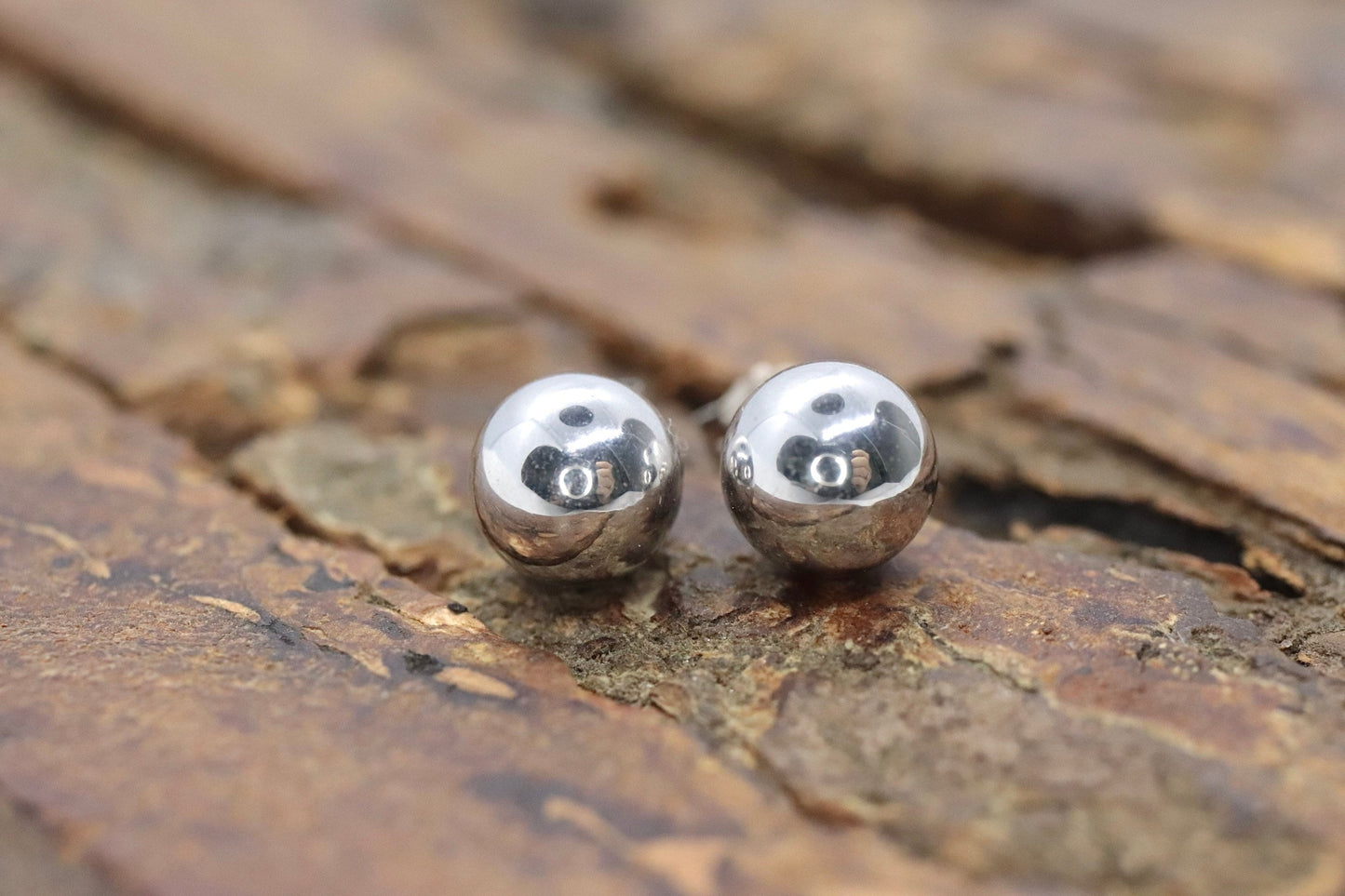 18k Gold Ball Dainty earrings. White Gold Jacmel. JCM Sphere st(92/11)