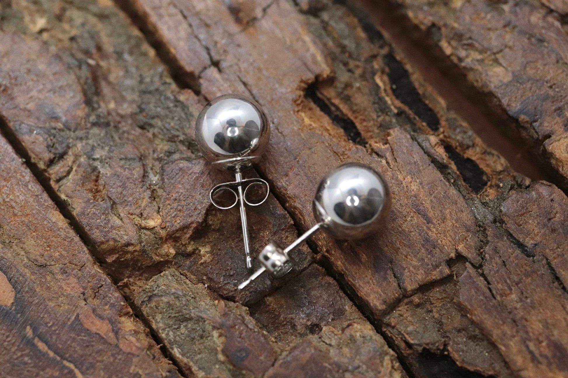 18k Gold Ball Dainty earrings. White Gold Jacmel. JCM Sphere st(92/11)