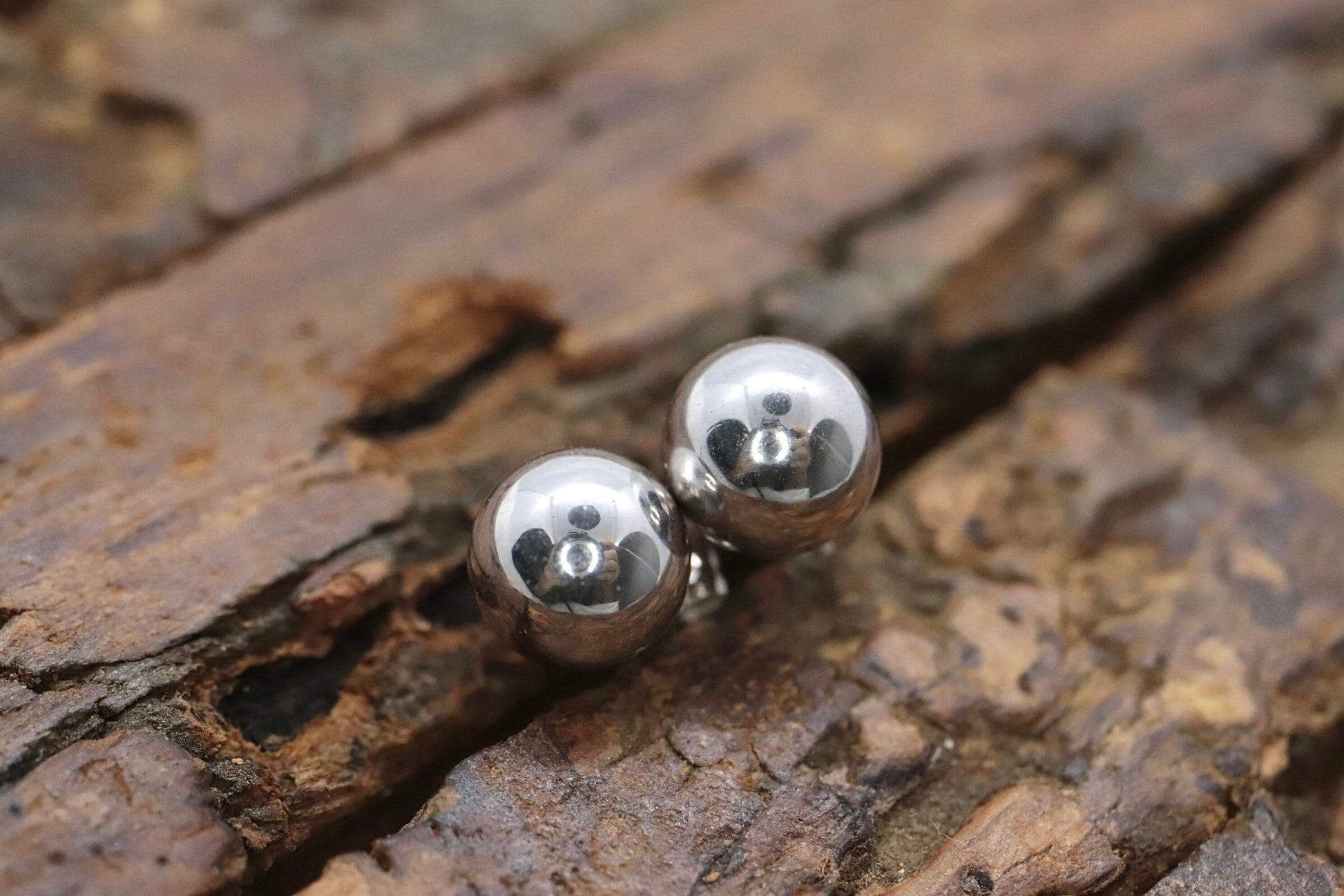18k Gold Ball Dainty earrings. White Gold Jacmel. JCM Sphere st(92/11)