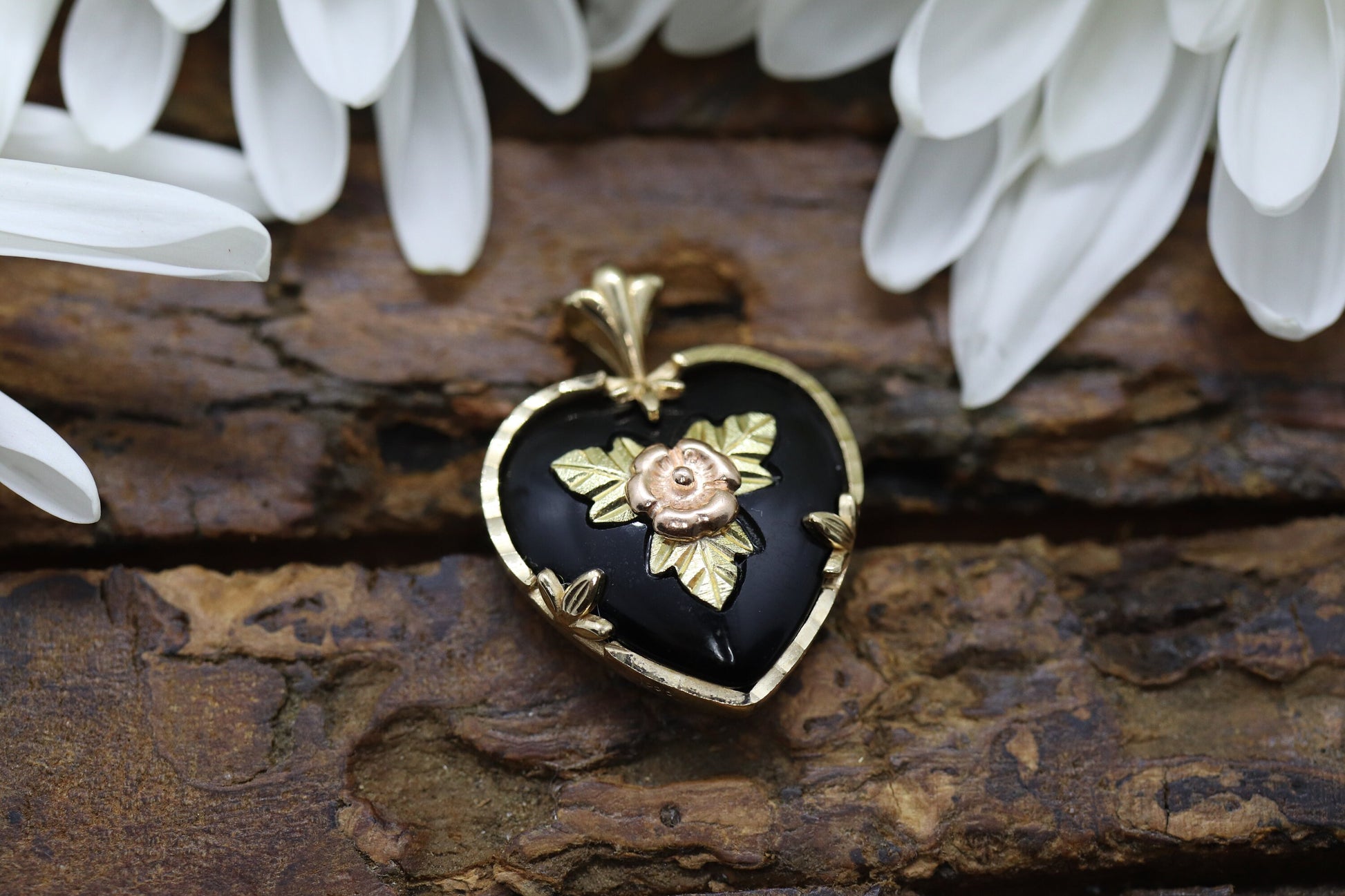 Black Hills Gold Pendant. 10k Heart and Onyx Black Hills Gold Pendant st(63/25)