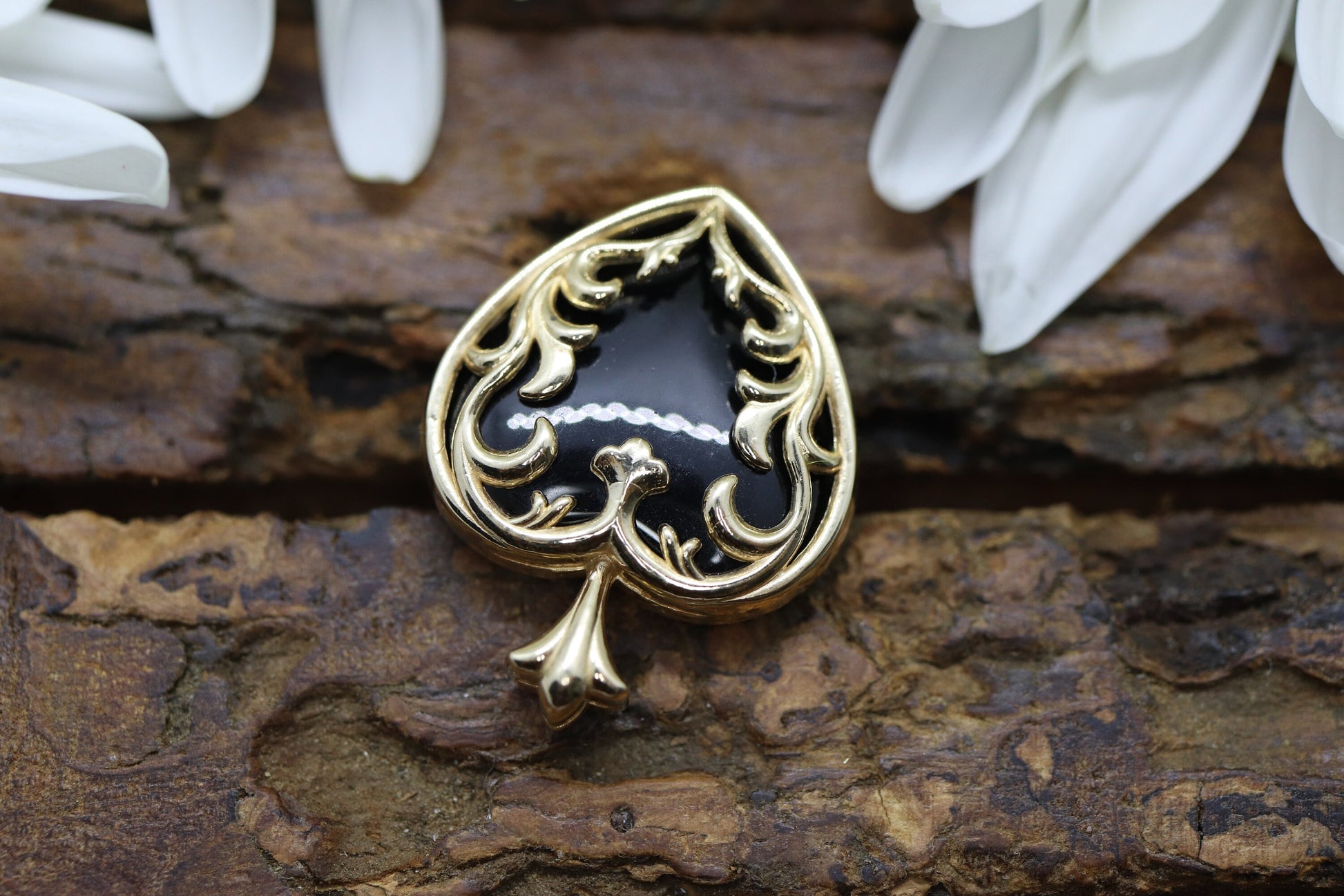 Black Hills Gold Pendant. 10k Heart and Onyx Black Hills Gold Pendant st(63/25)