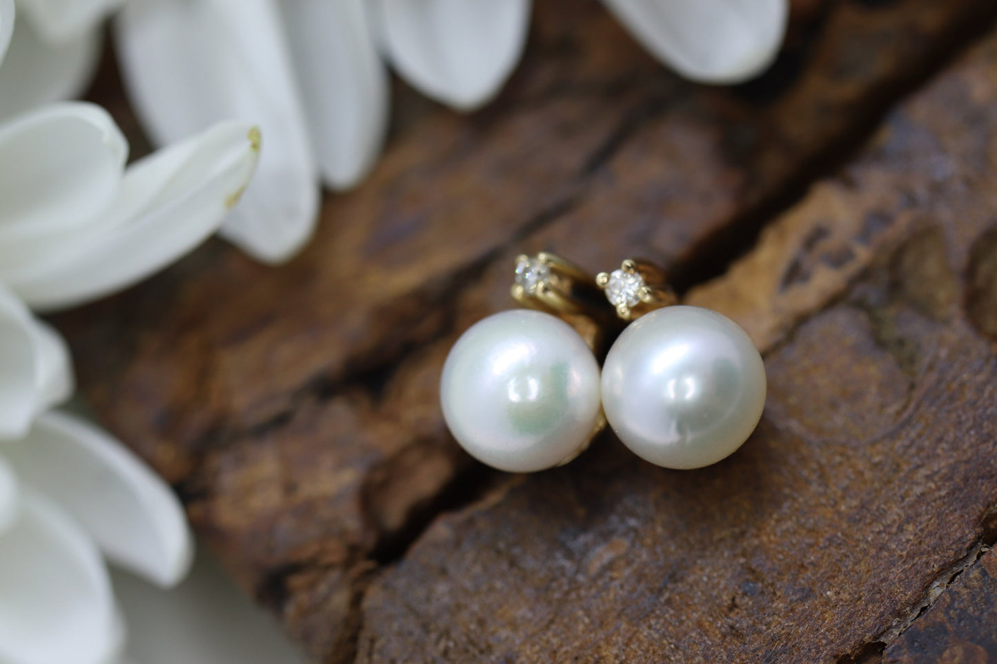 14k Pearl and Diamond stud earrings. Elegant and Dainty Pearl diamond studs. st(28/75)