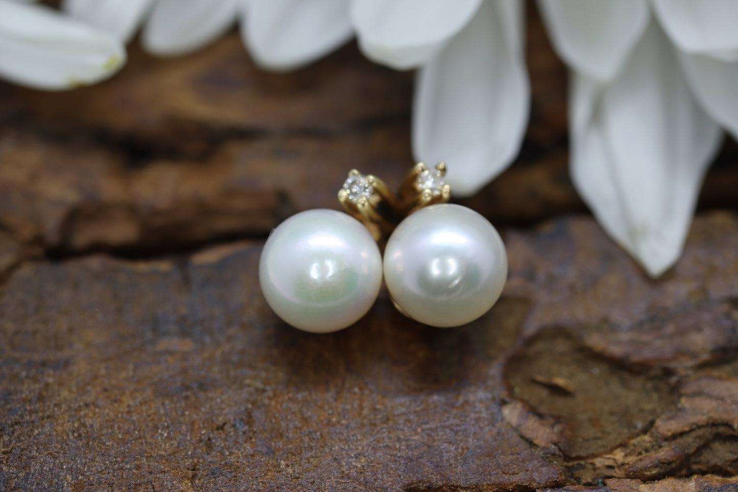 14k Pearl and Diamond stud earrings. Elegant and Dainty Pearl diamond studs. st(28/75)