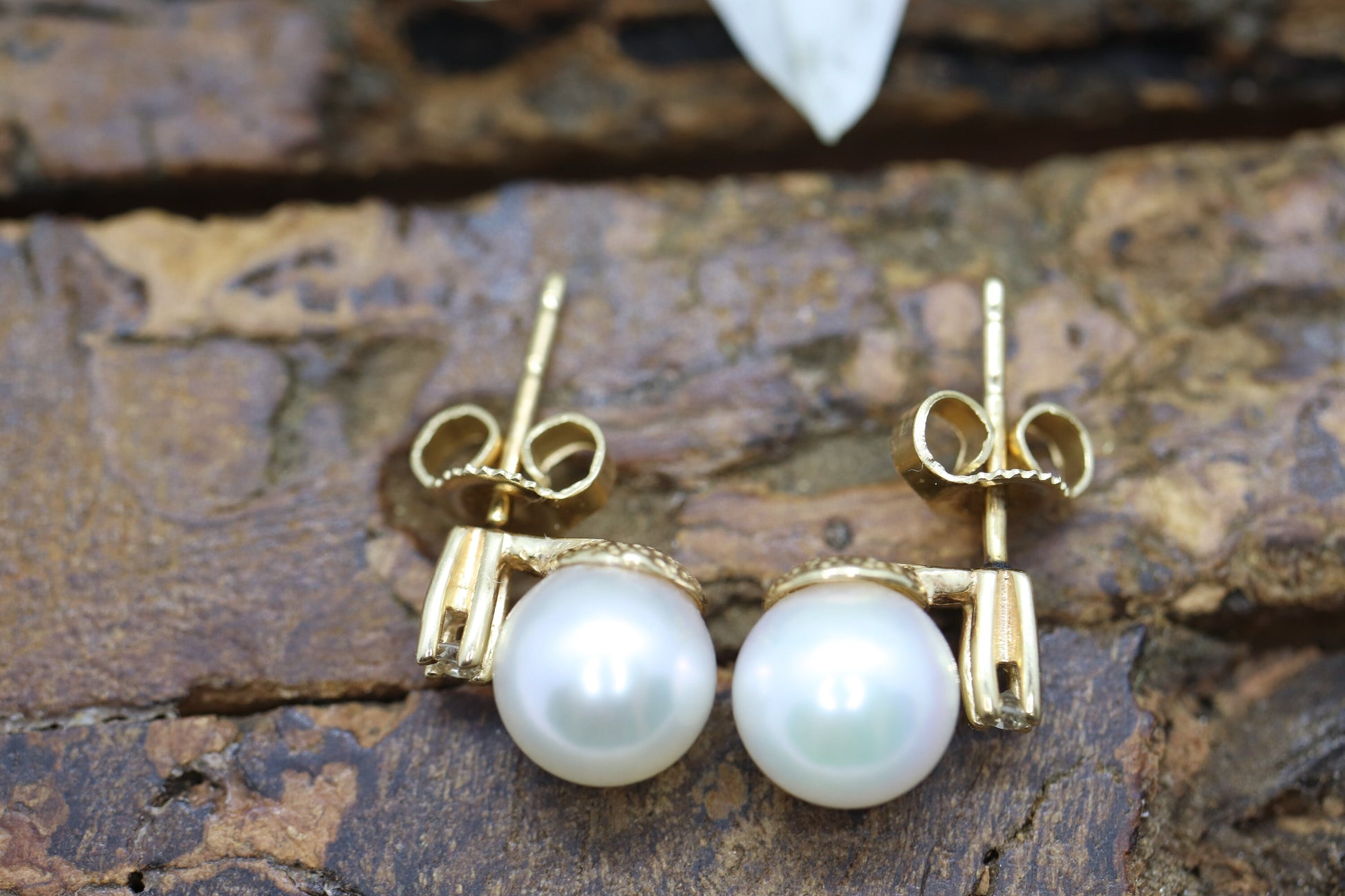 14k Pearl and Diamond stud earrings. Elegant and Dainty Pearl diamond studs. st(28/75)