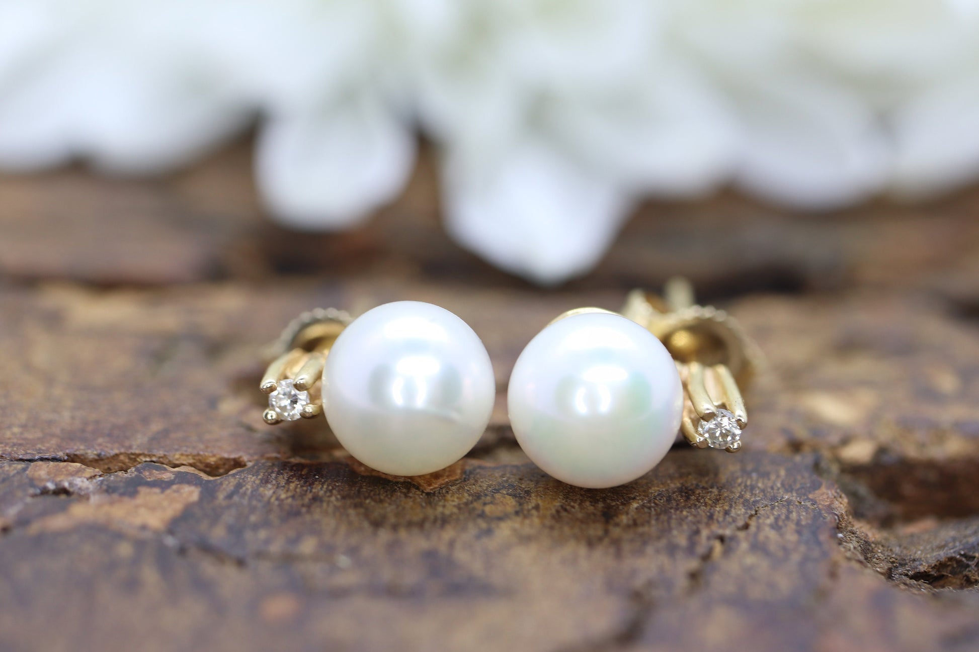 14k Pearl and Diamond stud earrings. Elegant and Dainty Pearl diamond studs. st(28/75)