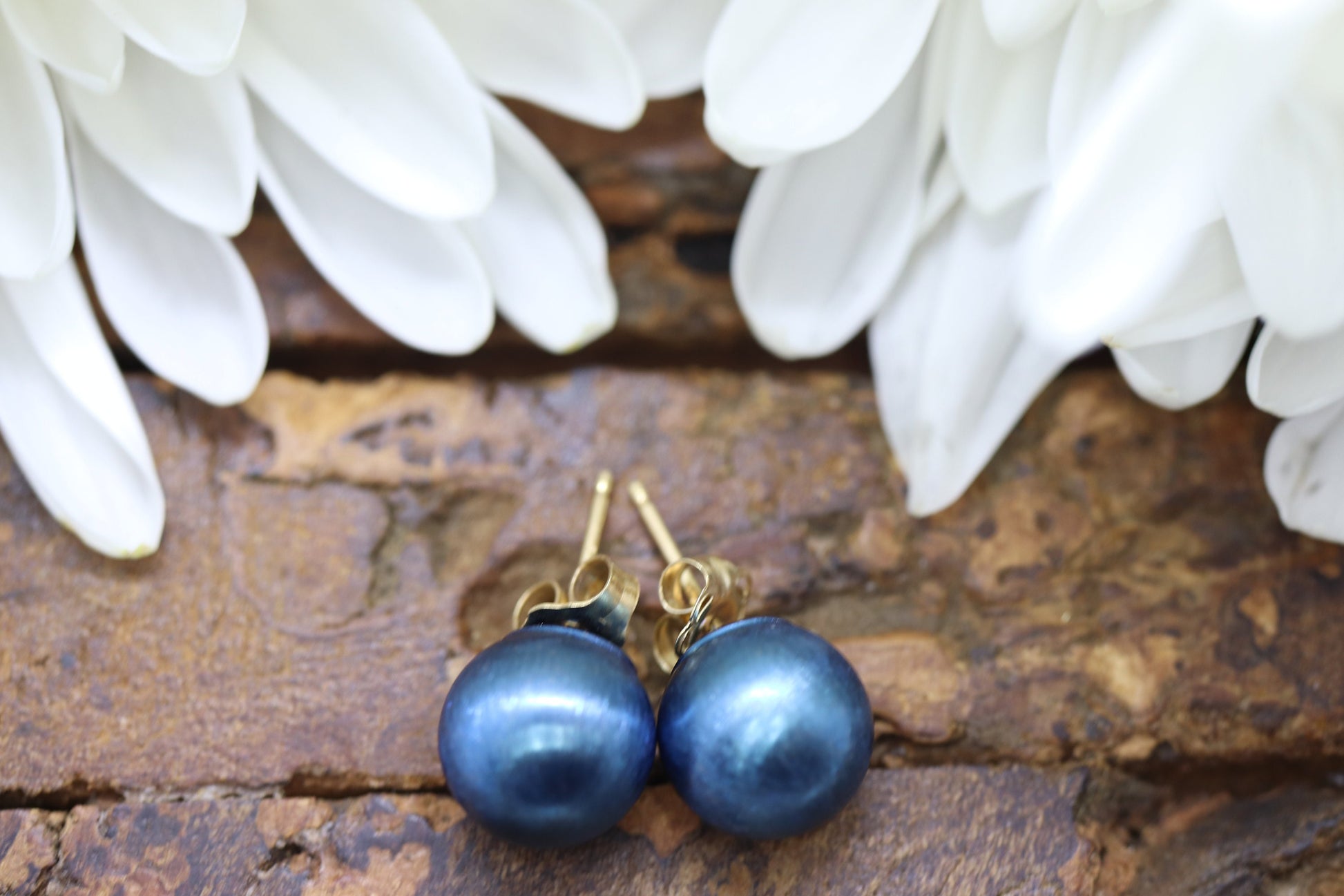 14k Gold Blue Bead stud earrings. Disco BALL stud earrings. st(28/75)