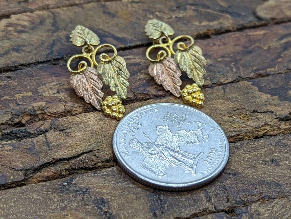 Black Hills Gold 10k / 12k Gold Dangle earrings. Dangle Earrings out of Black Hills Gold. Stock st(54/63)