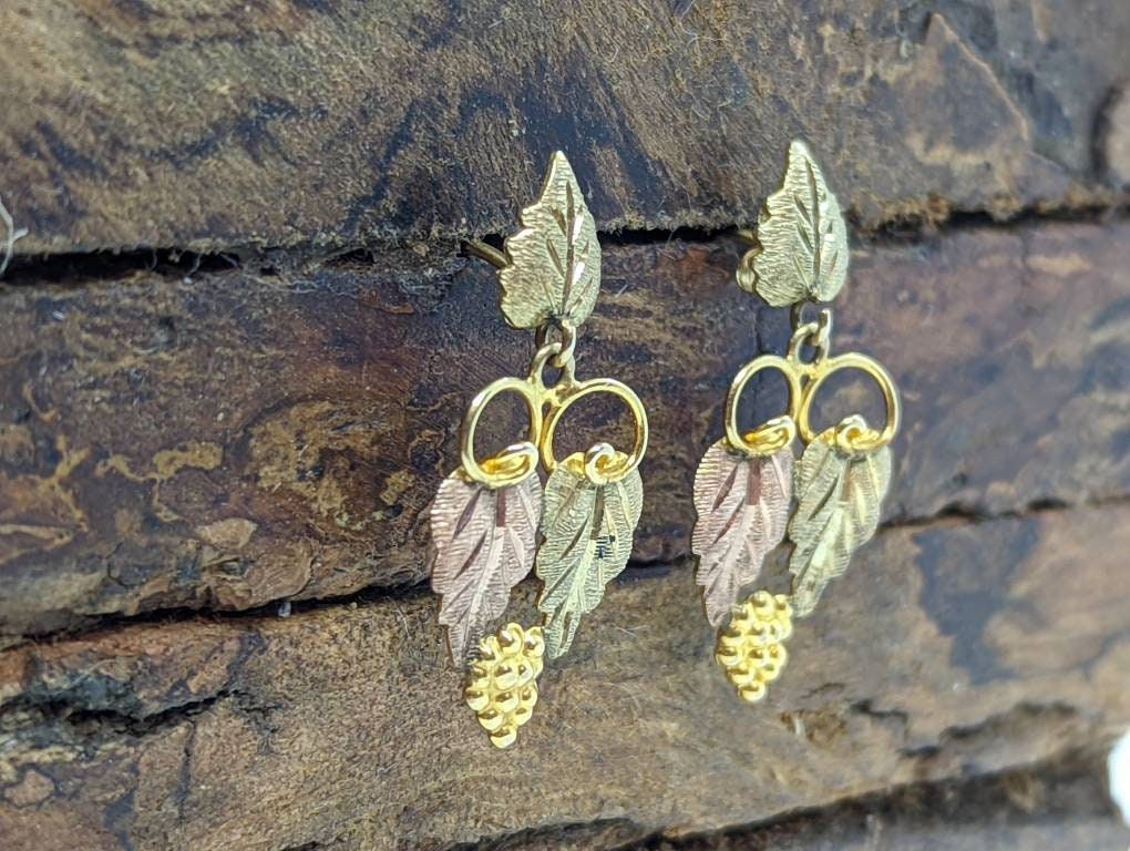 Black Hills Gold 10k / 12k Gold Dangle earrings. Dangle Earrings out of Black Hills Gold. Stock st(54/63)