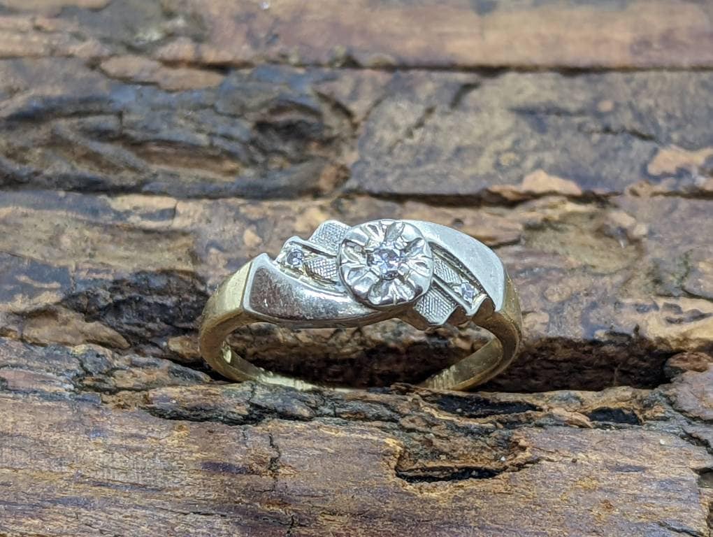 Antique 14k White Gold  Diamond ring. Tasteful Engraved 3 stone wedding band. st(56/06)