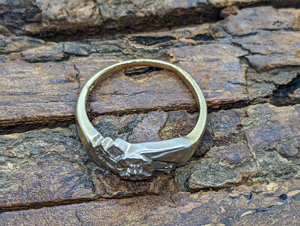 Antique 14k White Gold  Diamond ring. Tasteful Engraved 3 stone wedding band. st(56/06)