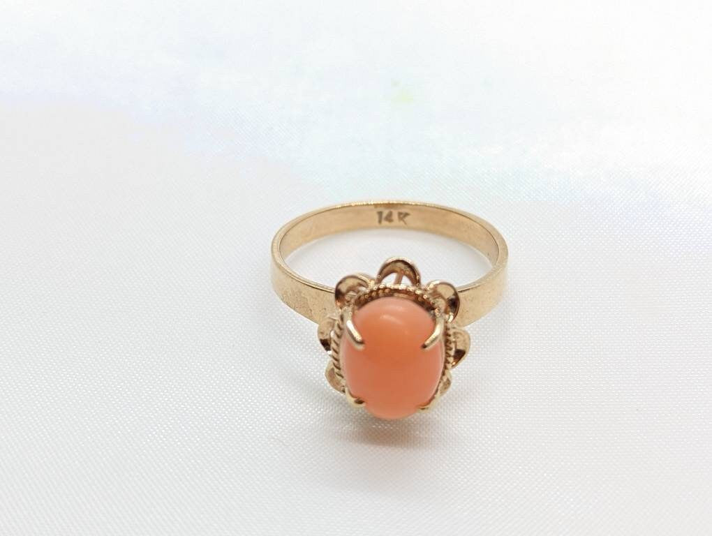 14k Coral Pink Cabochon ring. 14k yellow gold prong set angel skin salmon light coral. St(89/12)