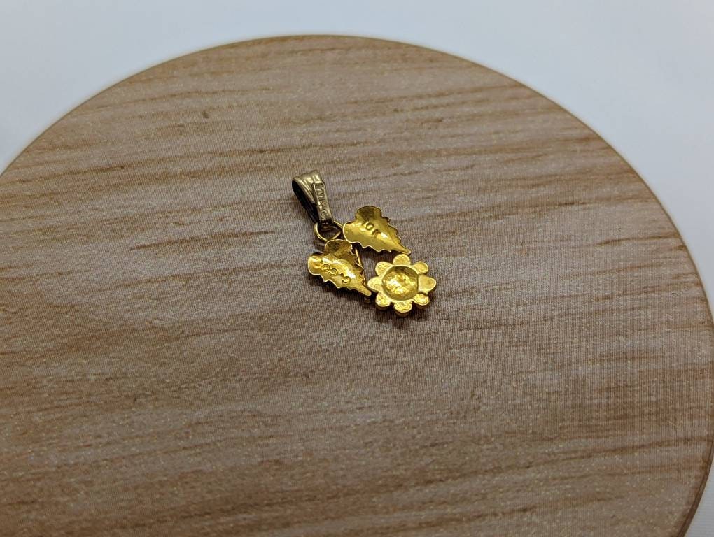 Black Hills Gold Pendant. 10k multi tone Black Hills Gold charm (st(46)
