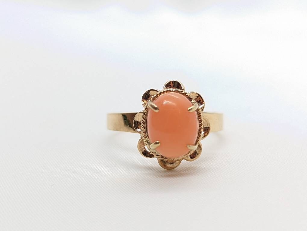 14k Coral Pink Cabochon ring. 14k yellow gold prong set angel skin salmon light coral. St(89/12)