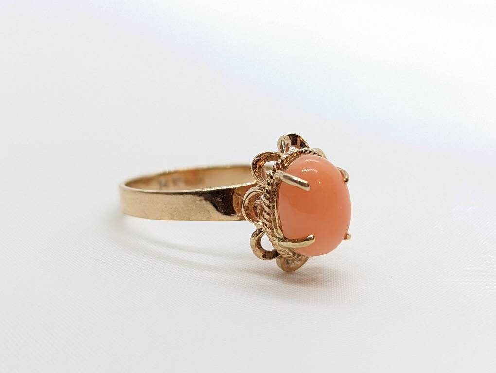 14k Coral Pink Cabochon ring. 14k yellow gold prong set angel skin salmon light coral. St(89/12)