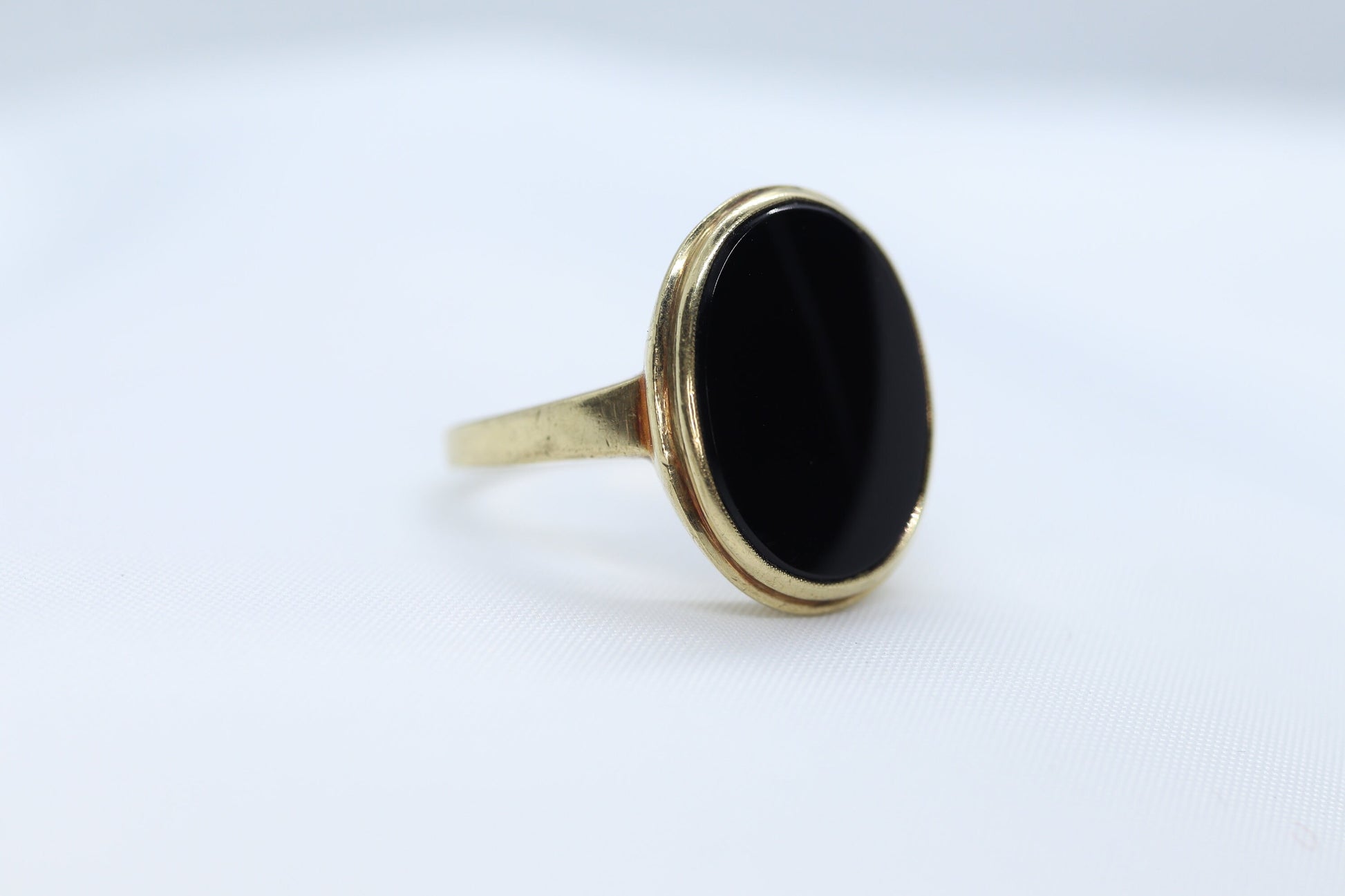 10k Onyx Oval ring. 10k gold onyx bezel set ring. Antique Mourning Ring. st(126/50)