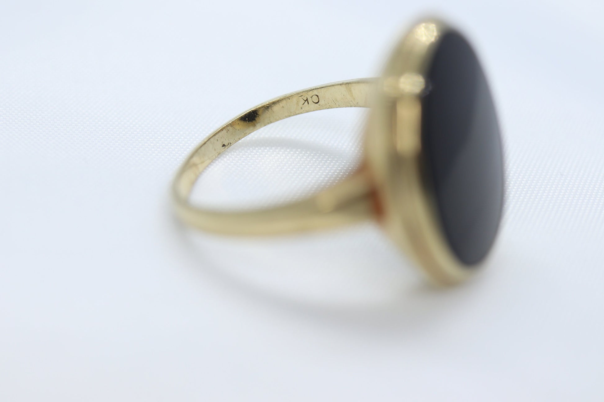 10k Onyx Oval ring. 10k gold onyx bezel set ring. Antique Mourning Ring. st(126/50)