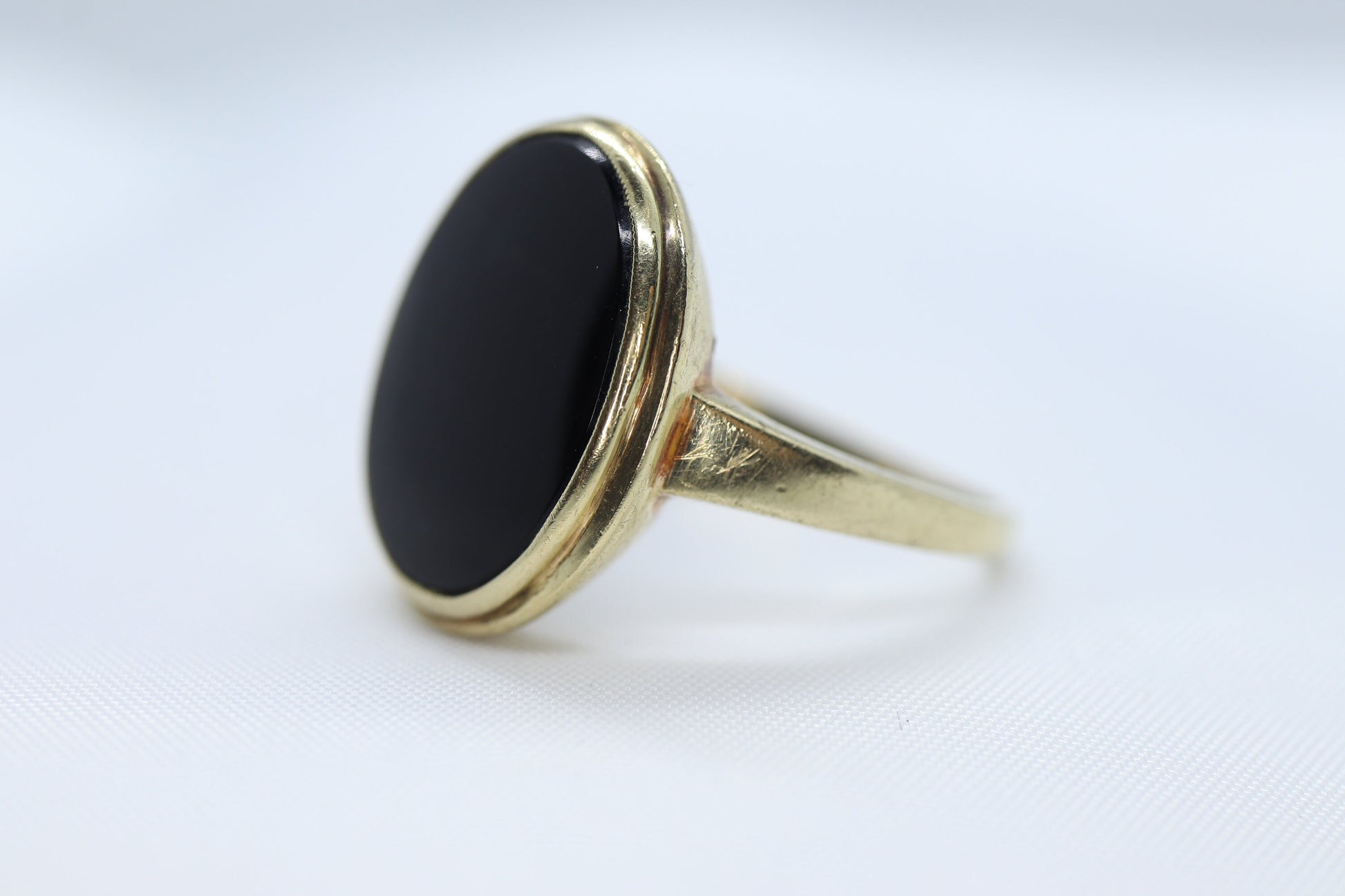 10k Onyx Oval ring. 10k gold onyx bezel set ring. Antique Mourning Ring. st(126/50)