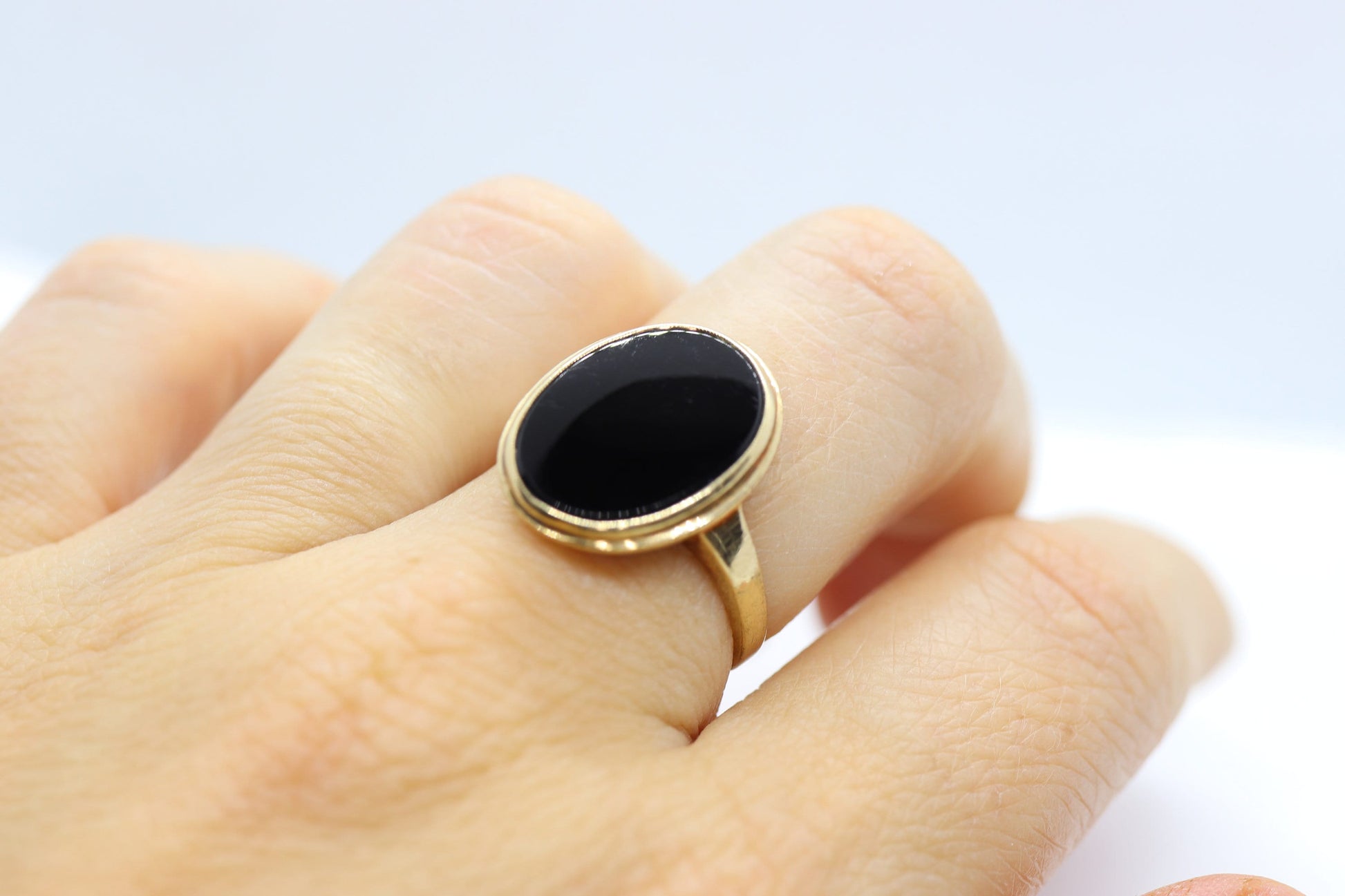 10k Onyx Oval ring. 10k gold onyx bezel set ring. Antique Mourning Ring. st(126/50)