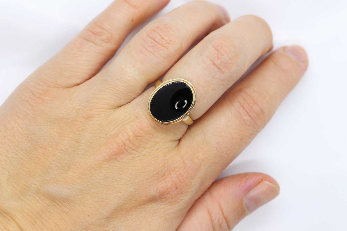 10k Onyx Oval ring. 10k gold onyx bezel set ring. Antique Mourning Ring. st(126/50)