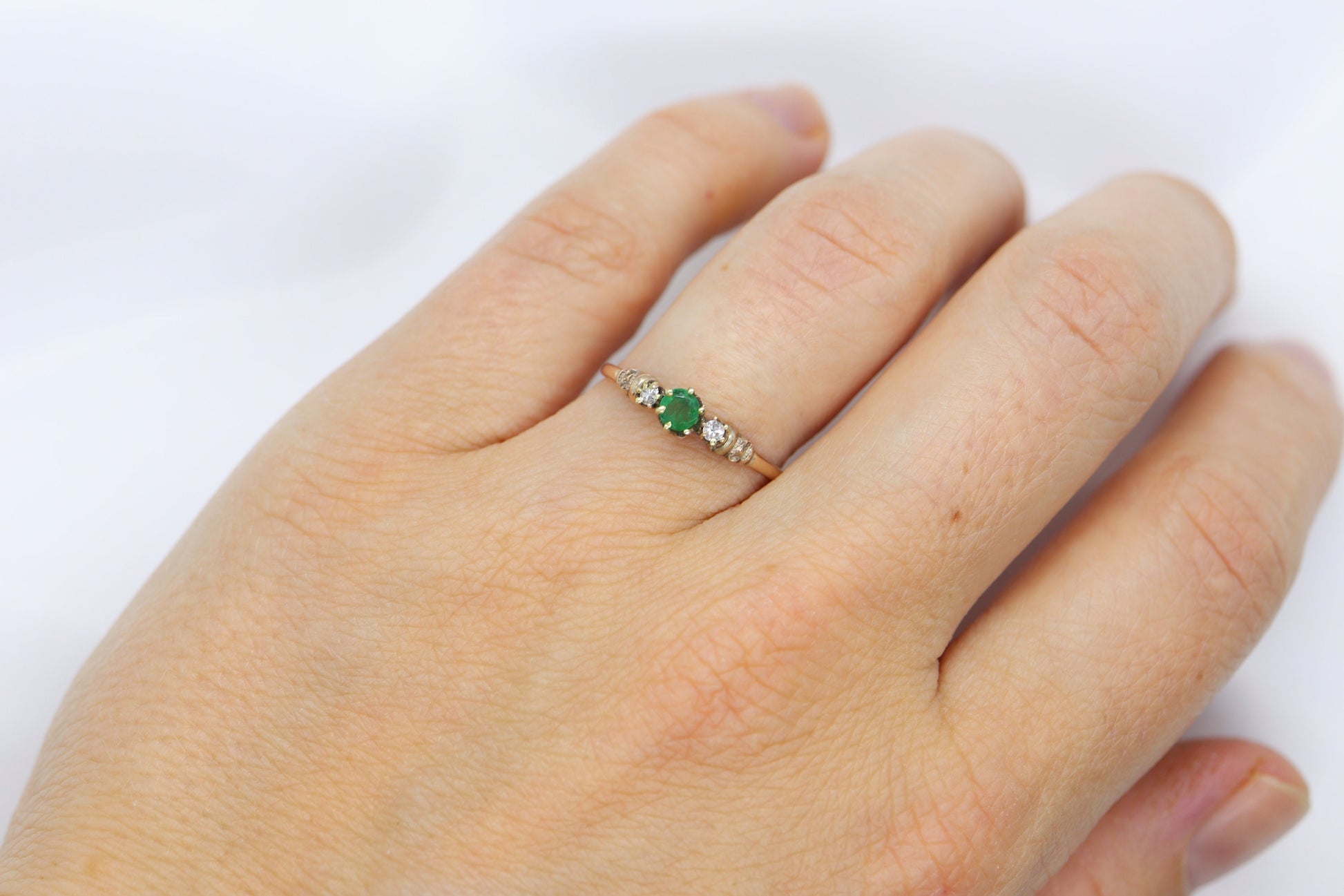 Antique 10k Victorian Emerald and Diamond Claw set ring. Antique dainty emerald diamond ring. st(172/50)