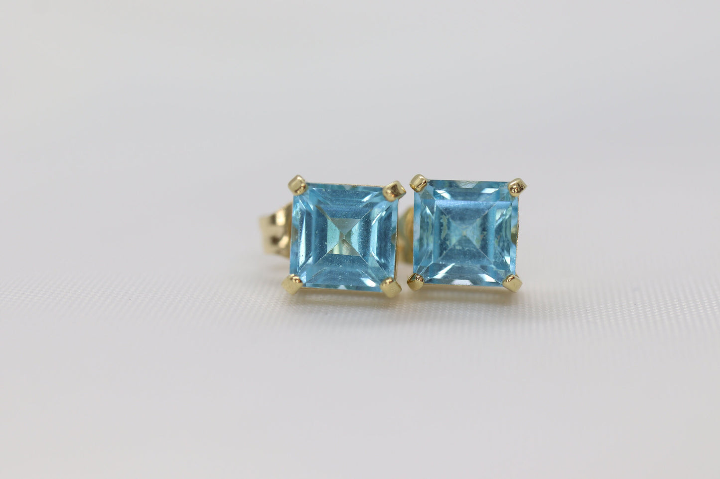 14k Blue TOPAZ Princess cut stud earrings. Blue Topaz Studs. st(24/92)