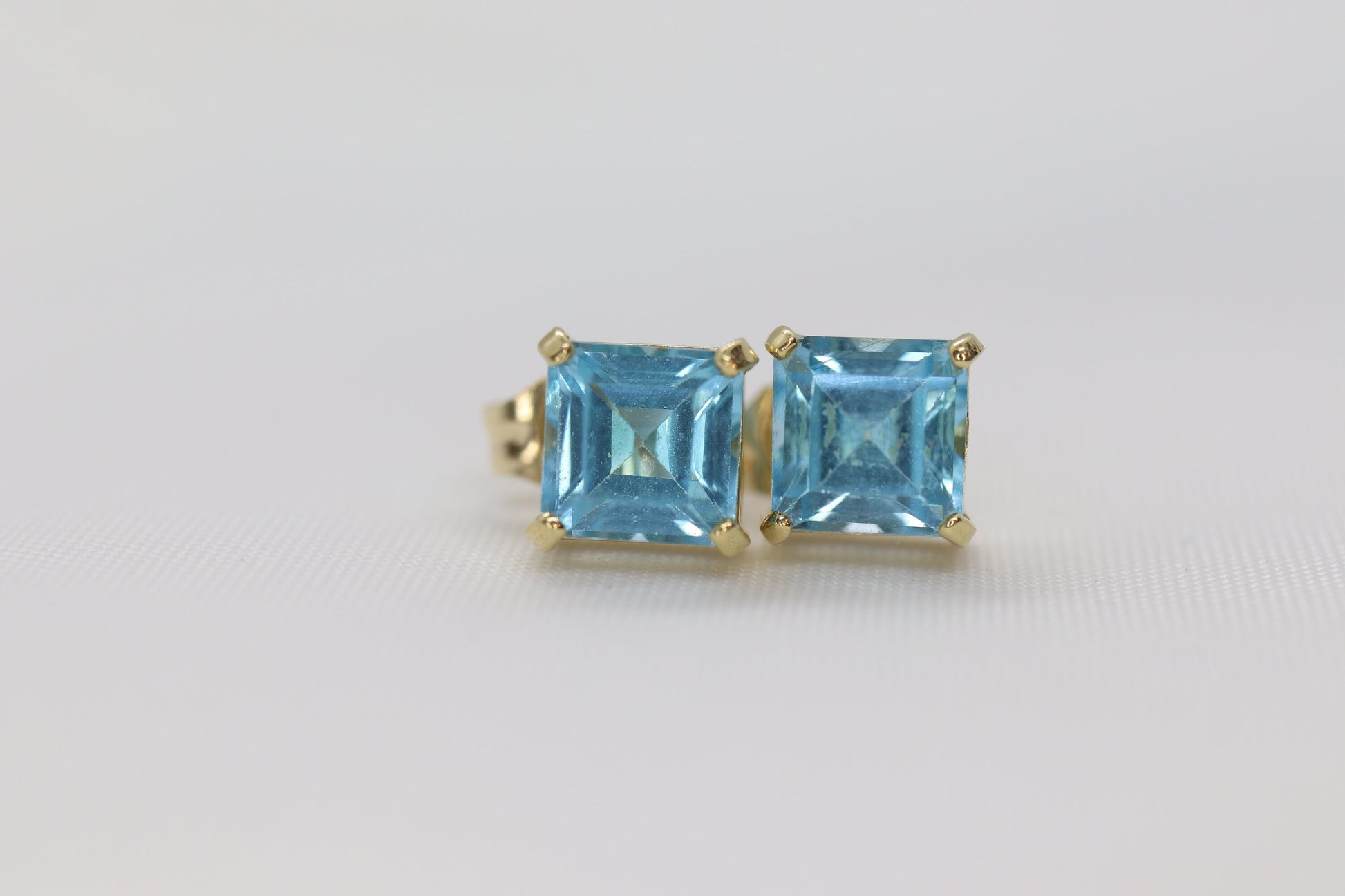 14k Blue TOPAZ Princess cut stud earrings. Blue Topaz Studs. st(24/92)