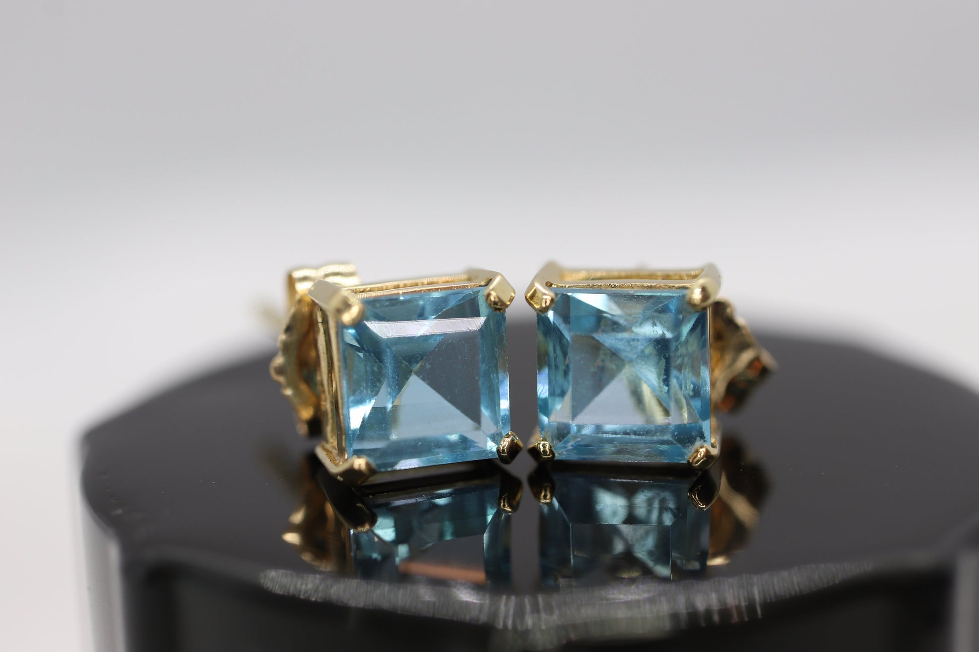 14k Blue TOPAZ Princess cut stud earrings. Blue Topaz Studs. st(24/92)