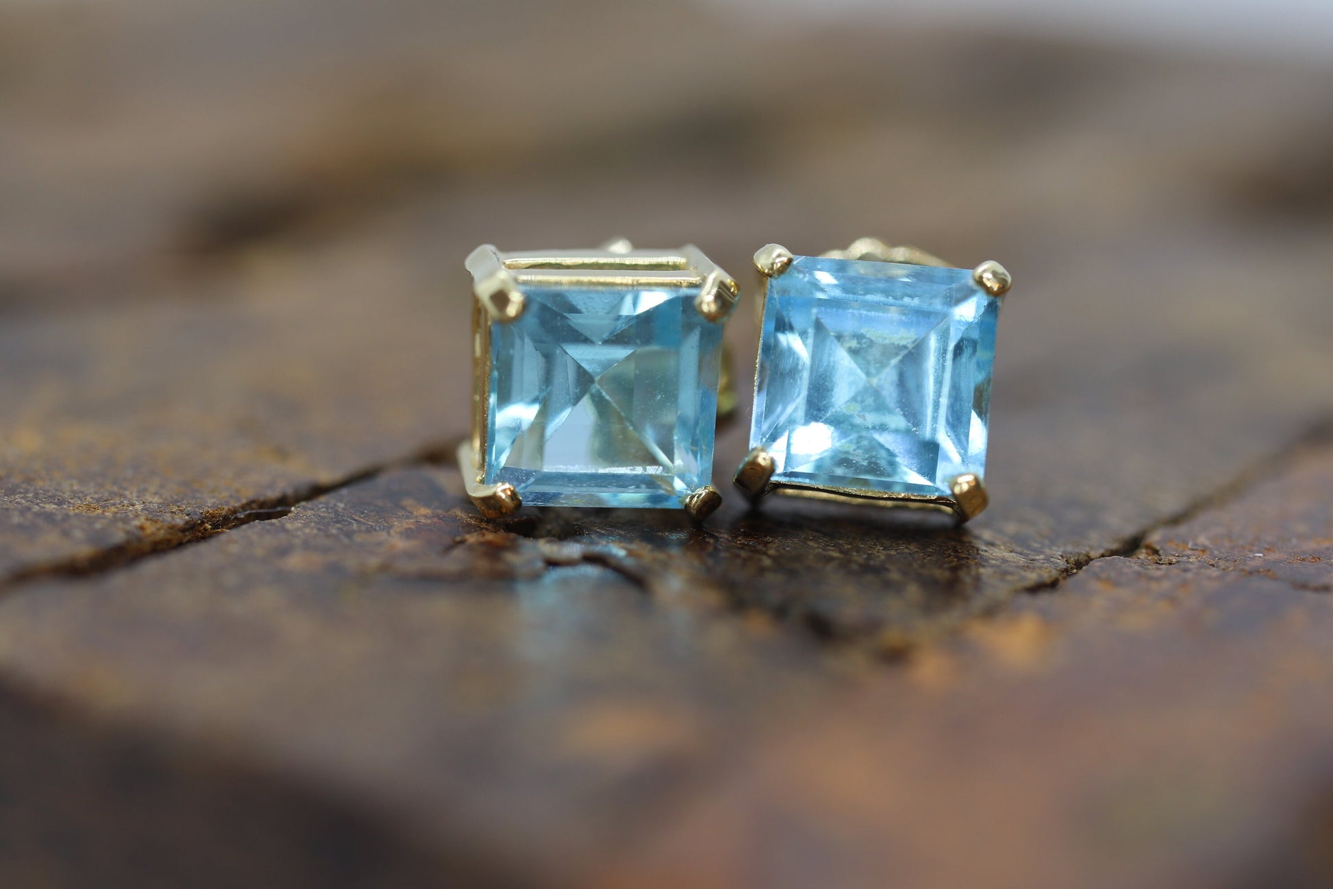 14k Blue TOPAZ Princess cut stud earrings. Blue Topaz Studs. st(24/92)