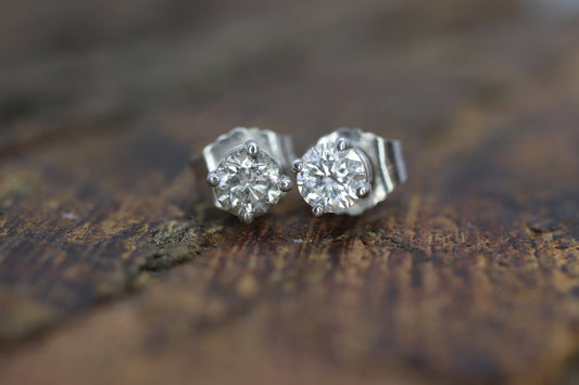 14k Diamond studs 14k gold earrings. 14k White Gold Diamond Solitaire earrings. st(80/50(22)