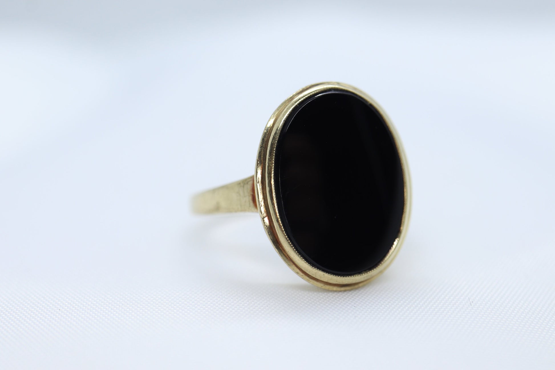 10k Onyx Oval ring. 10k gold onyx bezel set ring. Antique Mourning Ring. st(126/50)