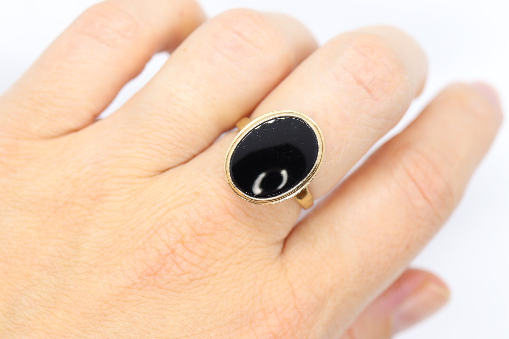 10k Onyx Oval ring. 10k gold onyx bezel set ring. Antique Mourning Ring. st(126/50)