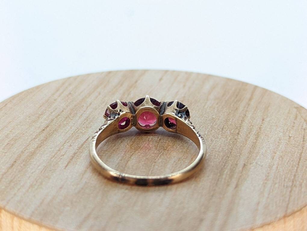 10k Victorian Claw Set Garnet. Antique 10k Rose Gold round trio Triology three garnet claw set ring. st(50)