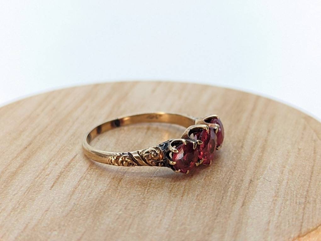 10k Victorian Claw Set Garnet. Antique 10k Rose Gold round trio Triology three garnet claw set ring. st(50)