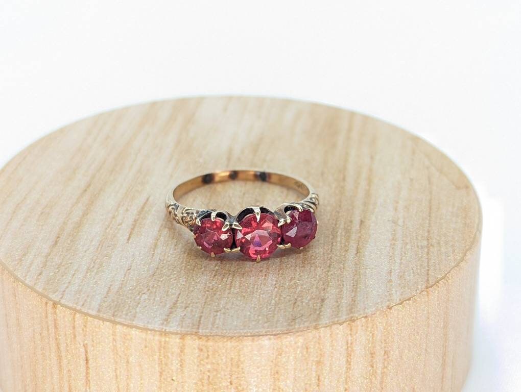 10k Victorian Claw Set Garnet. Antique 10k Rose Gold round trio Triology three garnet claw set ring. st(50)