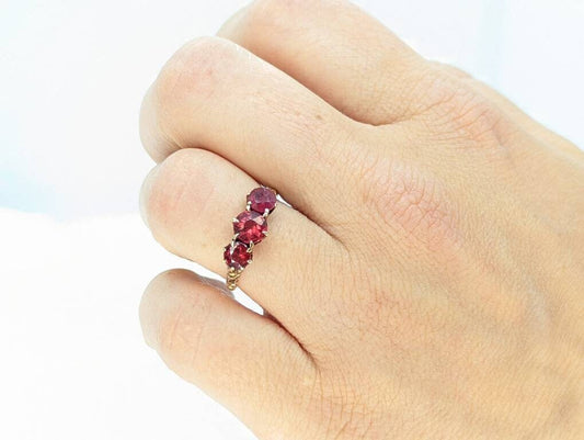 10k Victorian Claw Set Garnet. Antique 10k Rose Gold round trio Triology three garnet claw set ring. st(50)