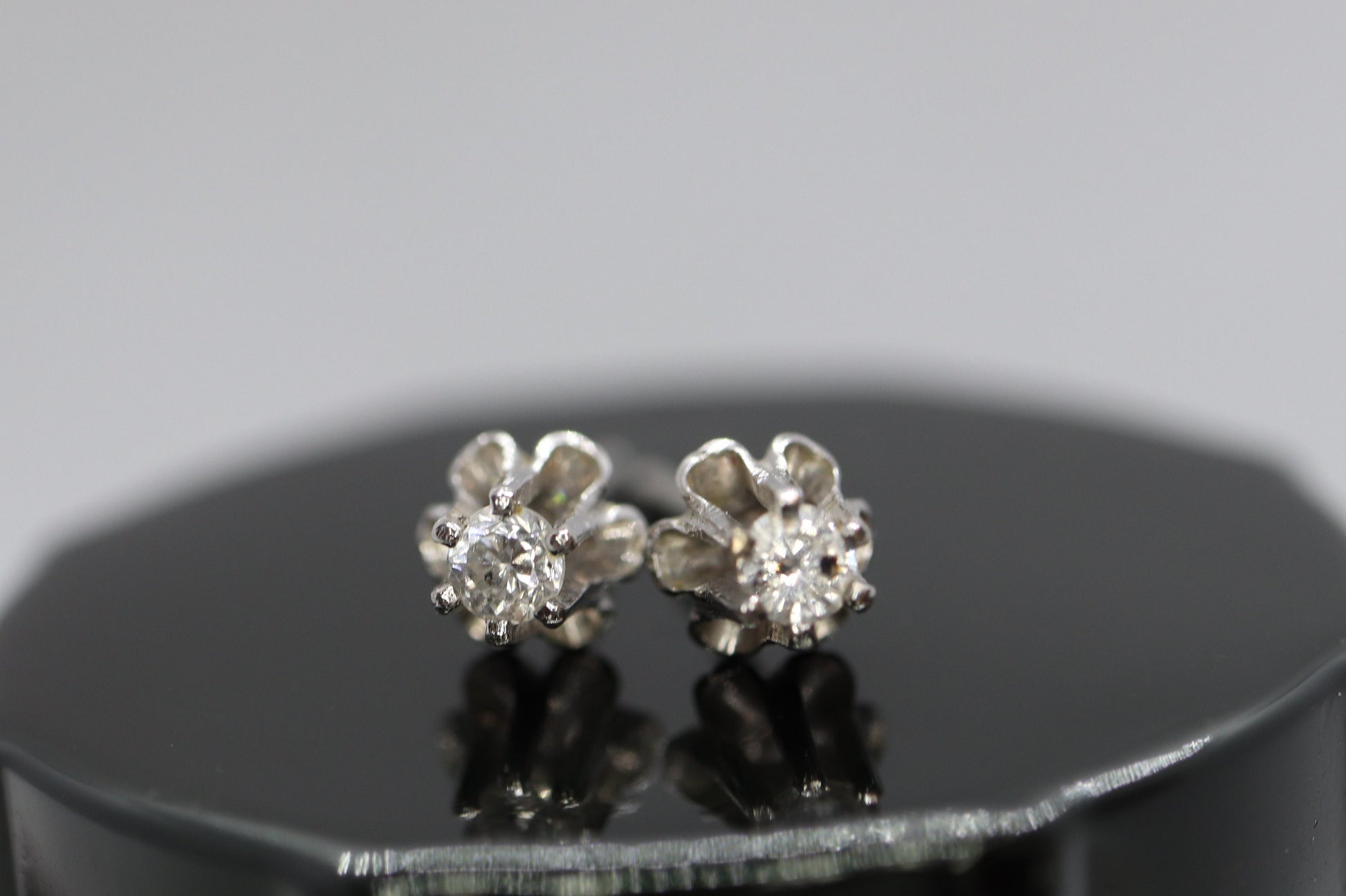 14k Buttercup Diamond stud earrings. 14k Buttercup victorian claw Stud solitaire earrings st(51/75)