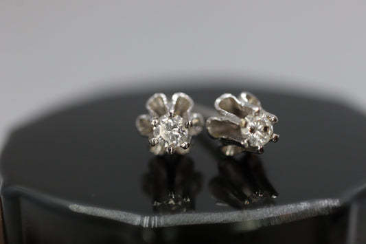 14k Buttercup Diamond stud earrings. 14k Buttercup victorian claw Stud solitaire earrings st(51/75)