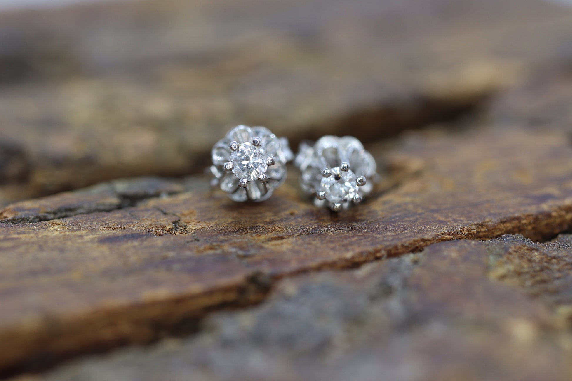 14k Buttercup Diamond stud earrings. 14k Buttercup victorian claw Stud solitaire earrings st(51/75)