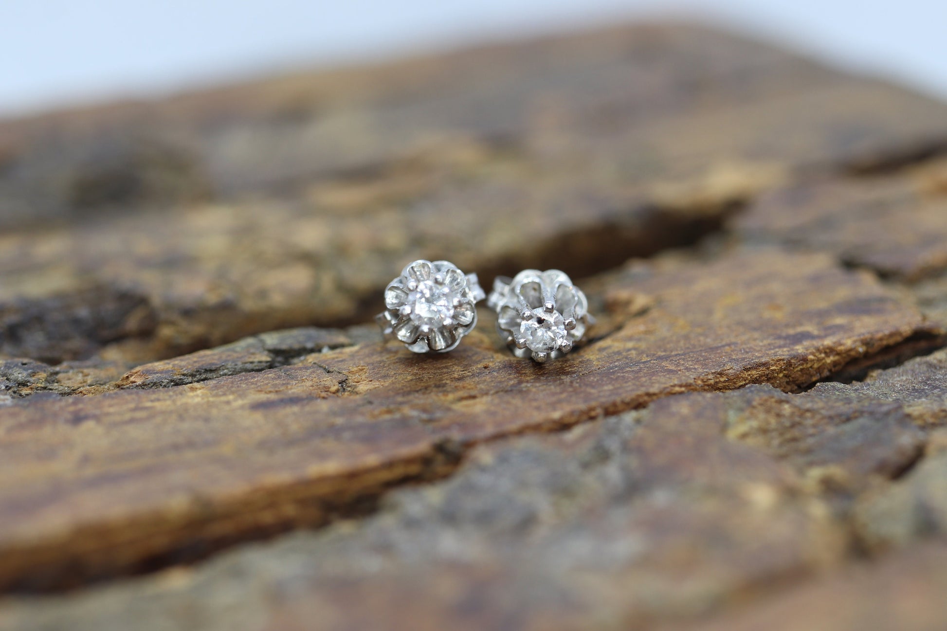 14k Buttercup Diamond stud earrings. 14k Buttercup victorian claw Stud solitaire earrings st(51/75)