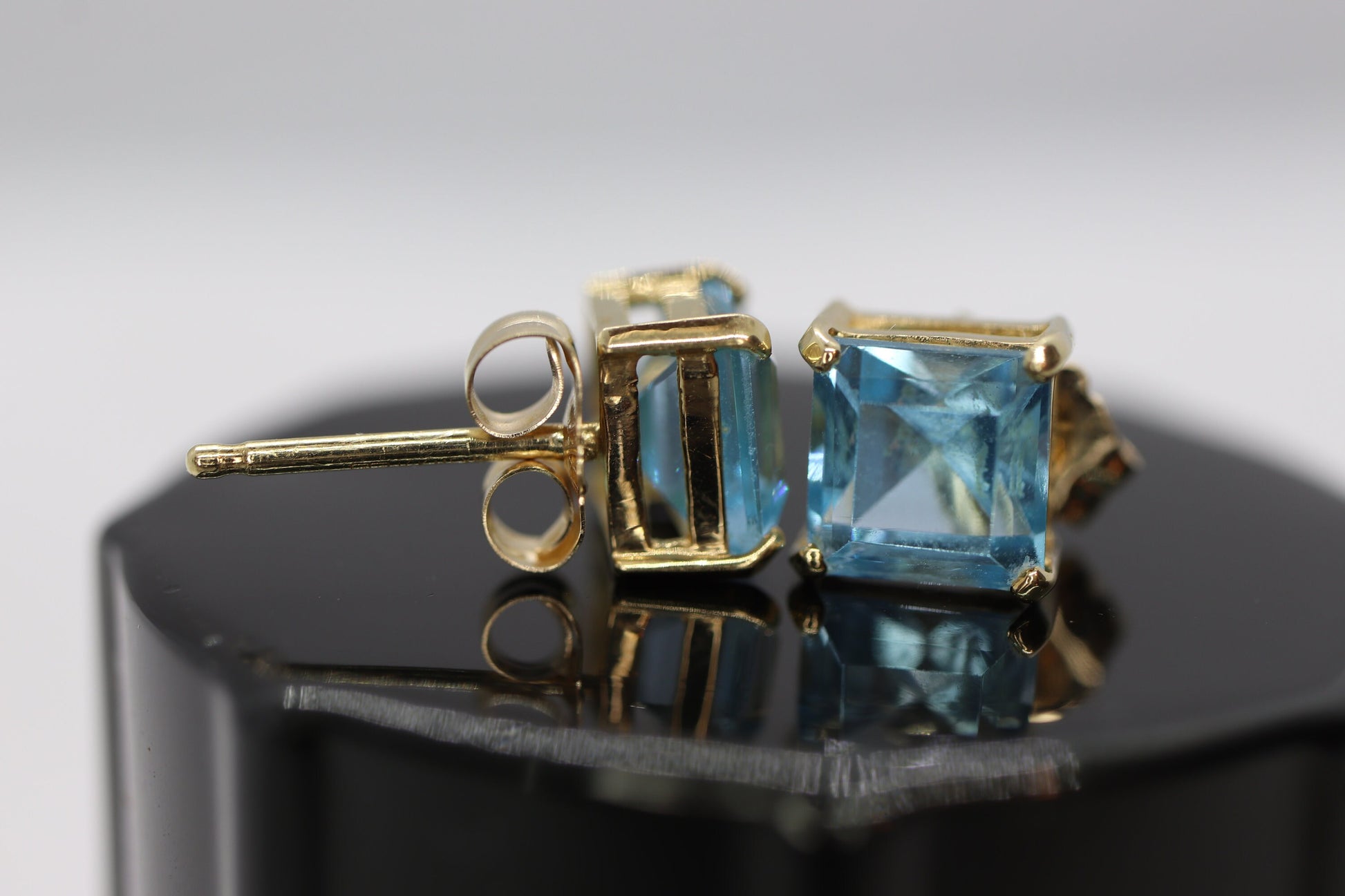 14k Blue TOPAZ Princess cut stud earrings. Blue Topaz Studs. st(24/92)