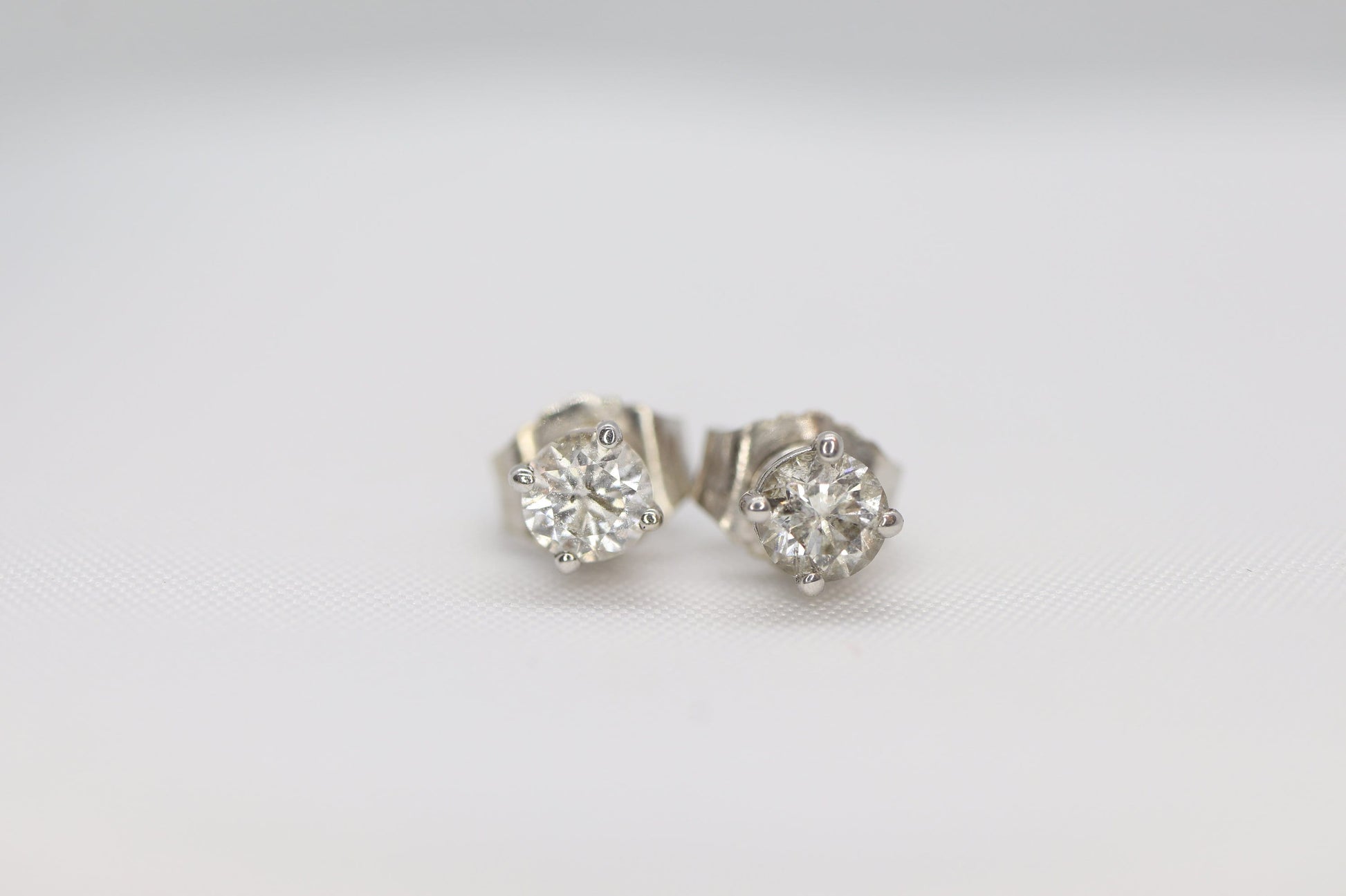 14k Diamond studs 14k gold earrings. 14k White Gold Diamond Solitaire earrings. st(80/50(22)